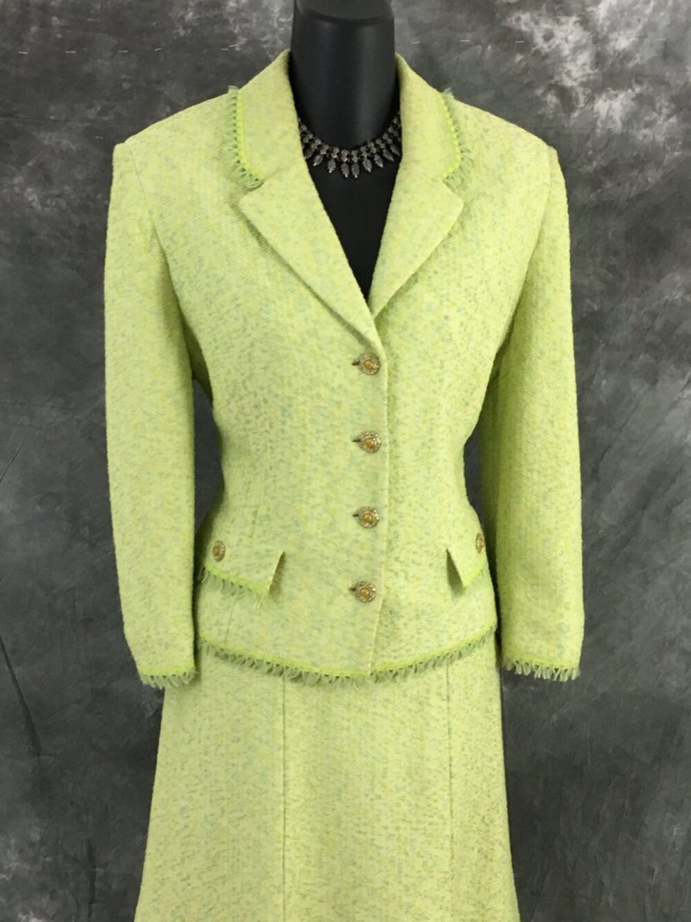 BEAUTIFUL St John couture knit green multi jacket skirt suit size 8 - Picture 4 of 10